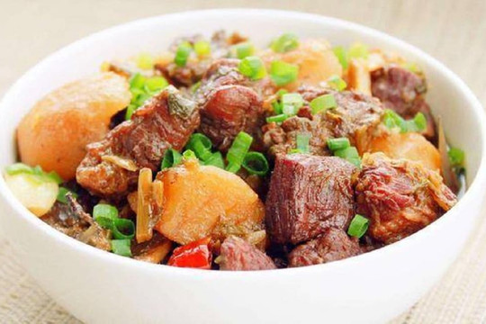Khoai tây kho với ức bò, giàu chất dinh dưỡng, cách làm đơn giản, hương vị đậm đà, bạn rất xứng đáng được thưởng thức