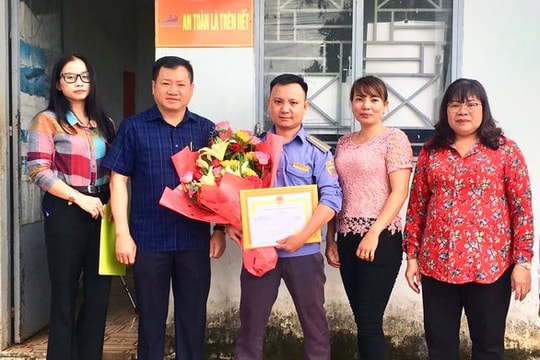 Bộ trưởng GTVT gửi thư khen nhân viên gác chắn cứu người trước mũi tàu hỏa