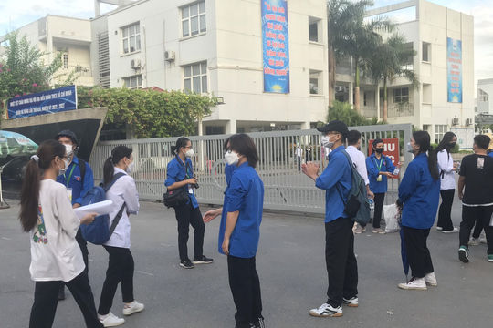 Sáng nay, các thí sinh ở Hà Nội bước vào môn thi đầu tiên của kì thi tốt nghiệp THPT Quốc gia 2022