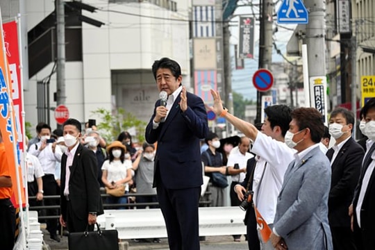 Cựu Thủ tướng Nhật Bản Shinzo Abe bị bắn ngã gục khi đang phát biểu