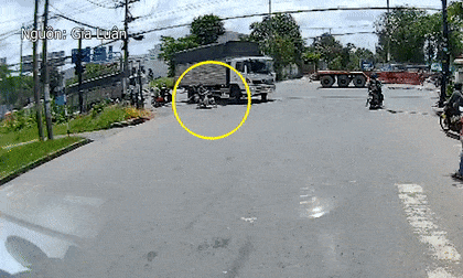 Vượt ẩu trúng điểm mù, người phụ nữ bị xe tải đâm trúng, cán qua người