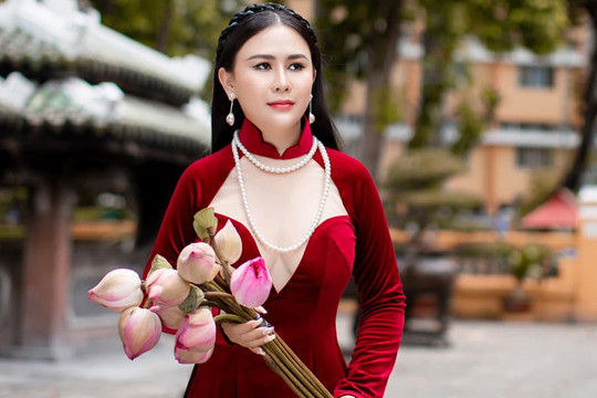 Hoa hậu Lý Kim Ngân dịu dàng trong tà áo dài Việt