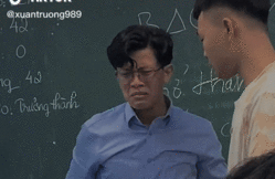 Xúc động clip thầy giáo trẻ bật khóc nức nở trước giờ chia tay học trò