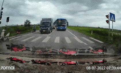 Xe khách phóng nhanh, lấn làn vượt ẩu, cú đánh lái tránh ô tô đi ngược chiều khiến tất cả thót tim