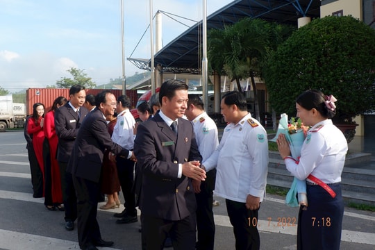 Lãnh đạo TAND Tối cao Lào thăm và làm việc tại Việt Nam