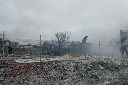 TPHCM: Cháy lớn kho hóa chất trên đường Trần Đại Nghĩa