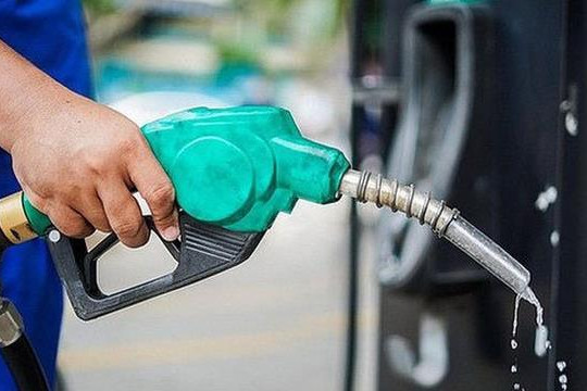 Giá xăng giảm hơn 3.000 đồng mỗi lít