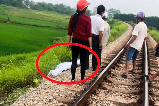 Rủ nhau lên đường tàu chụp ảnh, 1 nữ sinh bị tông tử vong
