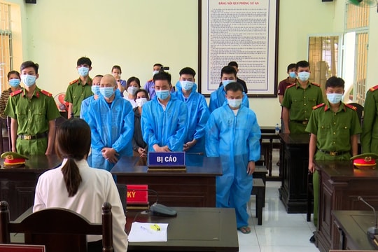 Chống người thi hành công vụ, 10 bị cáo lãnh án