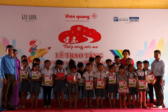“Thắp sáng ước mơ” đến với các em học sinh khó khăn ở vùng sâu