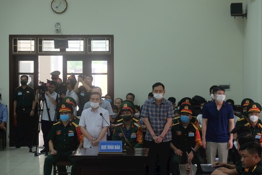 Hai tướng Quân đội hầu toà trong vụ bảo kê buôn lậu xăng dầu khủng