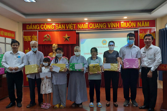 TAND Quận 1, TP. HCM: Tặng quà trẻ em mồ côi do dịch Covid - 19
