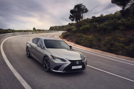 Lexus ES 2023 ra mắt