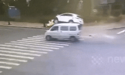 Hai ô tô đâm nhau cực mạnh giữa ngã tư, người phụ nữ và con nhỏ văng khỏi xe buýt