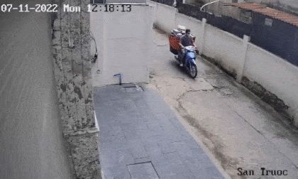 Nam shipper bất lực đuổi theo tên trộm xe máy cùng toàn bộ số hàng hóa của khách