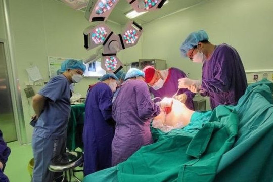 Ngực phì đại khiến cô gái 22 tuổi bị gù lưng, thoát vị đĩa đệm