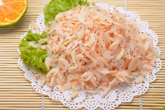 Mua tép khô thì nên mua loại màu vàng hay màu trắng?  