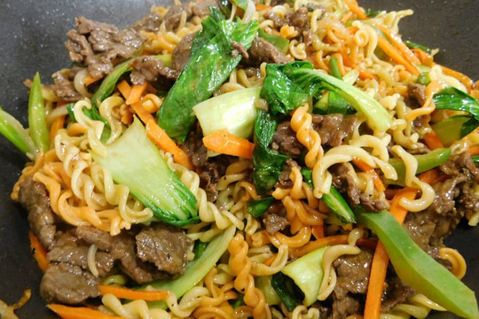 Mì xào thịt bò, món ngon đổi bữa cho ngày mát trời, người lớn hay trẻ nhỏ đều mê