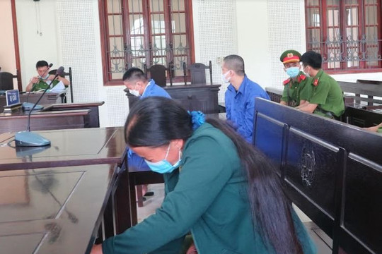 Vợ trẻ gục khóc tại tòa “tiễn” chồng vào trại
