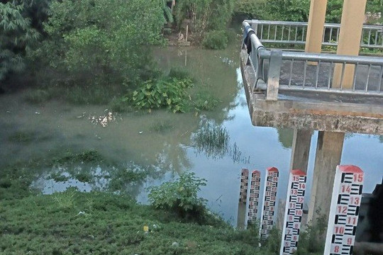 Rủ nhau đi chơi, 2 chị em rơi xuống cống nước tử vong