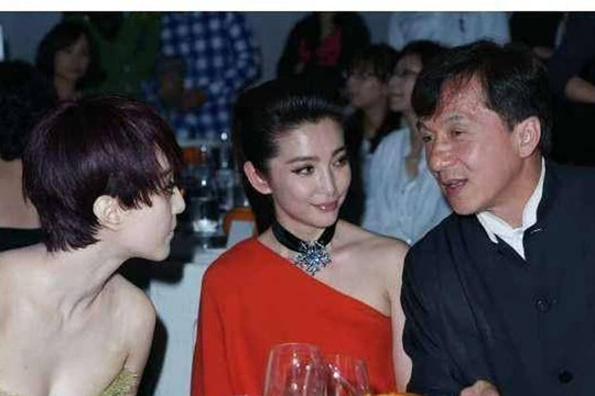 Ảnh Thành Long uống rượu với 'song Băng' trong quá khứ bị lộ, mức độ đối địch xuất hiện trong nháy mắt