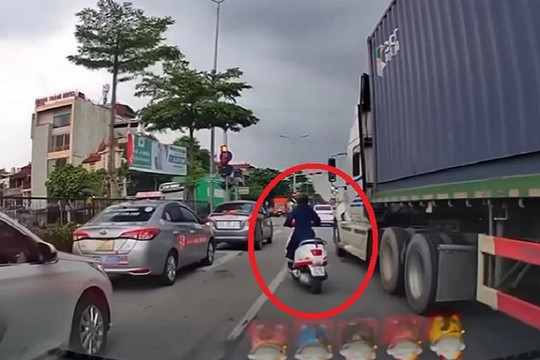 'Hung thần' container đánh võng dọa nữ tài xế xe máy tạt đầu một phen nhớ đời