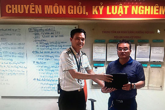 Nhân viên Cảng hàng không quốc tế Nội Bài hỗ trợ hành khách tìm lại hơn 1 tỷ đồng