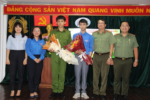 Công an, đoàn viên thanh niên hỗ trợ người dân cấp, đổi hộ chiếu