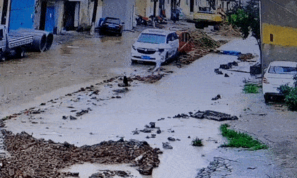 Thụt xuống hố nước sâu ven đường, bé trai rơi vào cảnh ngàn cân treo sợi tóc