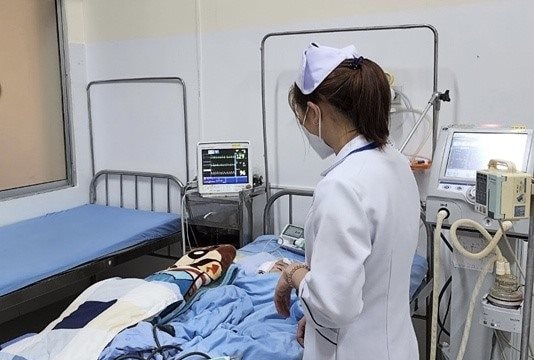 Bé gái 2 tuổi nghi bị bạo hành dẫn đến chấn thương sọ não