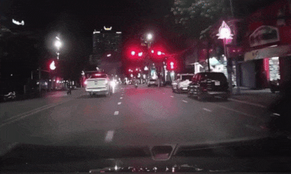 Phóng nhanh lạng lách, vượt đèn đỏ, nam thanh niên gây tai họa rồi nằm gục giữa đường