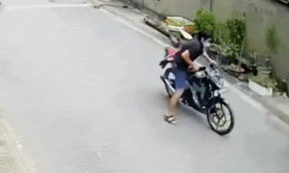 Cướp điện thoại của bé gái, nam thanh niên bị người dân vây đánh túi bụi