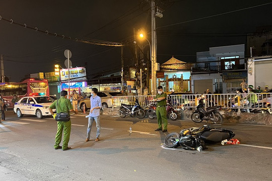 TP HCM: Điều khiển xe máy ngã vào gầm xe ô tô, cô gái trẻ tử vong