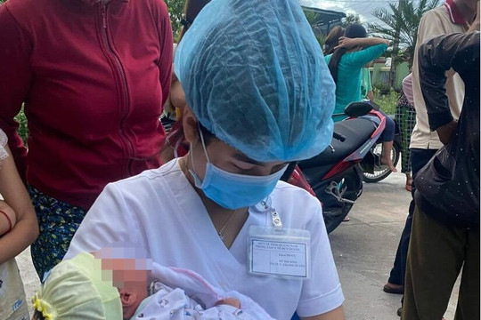 Bé gái sơ sinh bị bỏ rơi dưới gầm cầu chui 