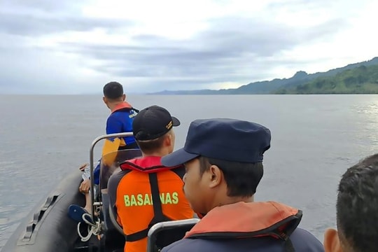 Chìm tàu chở 77 người ở ngoài khơi Indonesia: 13 người mất tích