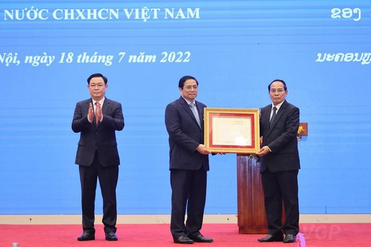 Thủ tướng và Chủ tịch Quốc hội nhận Huân chương Vàng quốc gia của Nhà nước Lào