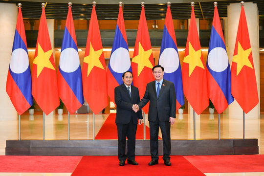 Chủ tịch Quốc hội Vương Đình Huệ tiếp Thường trực Ban Bí thư, Phó Chủ tịch nước CHDCND Lào