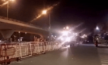 Cố tình vượt rào chắn, 3 nam thanh niên suýt gặp đại họa khi tàu hỏa lao đến