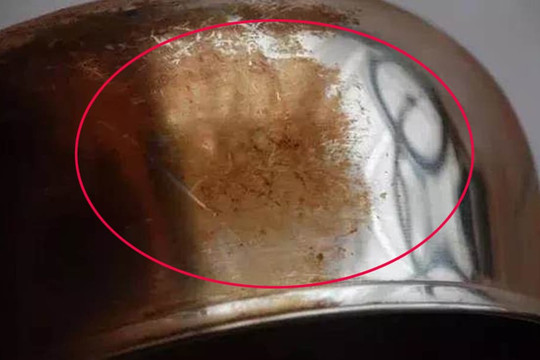 Nếu nồi inox bị cháy đen, đừng dùng cọ thép đánh bóng, quá mất công! Thao tác này sẽ giúp bạn dễ dàng làm sạch mà rất đơn giản