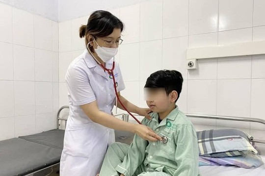 Lạm dụng thuốc xịt mũi chứa corticoid, trẻ bị suy tuyến thượng thận
