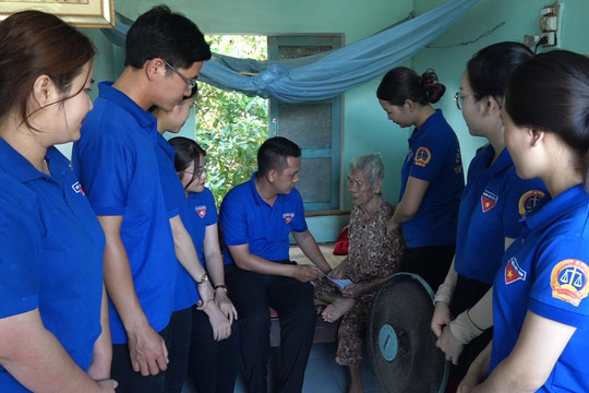 Tuổi trẻ TAND tỉnh Thừa Thiên Huế phát huy truyền thống “Uống nước nhớ nguồn”