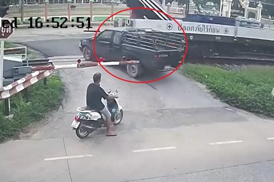 Cố bon chen băng qua đường ray, ô tô bán tải bị tàu hỏa tông kinh hoàng