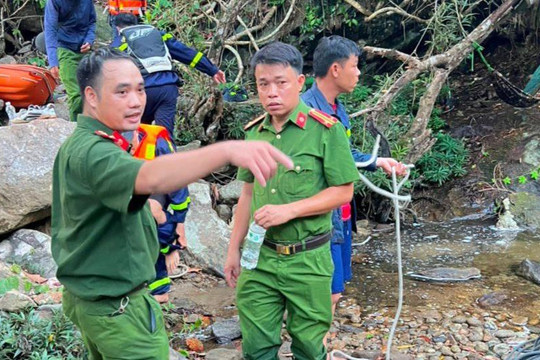 Nam du khách rơi xuống thác nước tử vong trong lúc chụp ảnh
