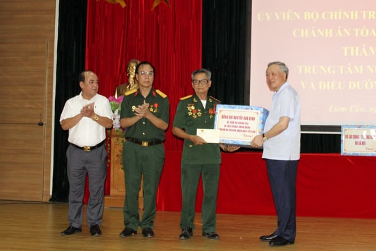 Chánh án TANDTC Nguyễn Hòa Bình thăm, tặng quà thương, bệnh binh tại Trung tâm nuôi dưỡng thương binh tỉnh Hà Nam