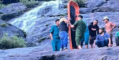 Nam du khách rơi xuống thác nước tử vong trong lúc chụp ảnh
