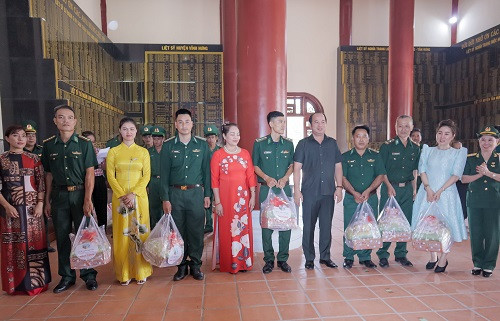 Địa Ốc Xanh Toàn Cầu trao quà cho gia đình chính sách nhân dịp 27/7