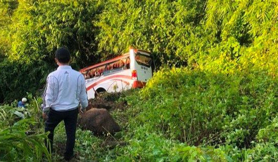 Xe khách chở nhiều trẻ em lao xuống vực đèo Đại Ninh, Bình Thuận