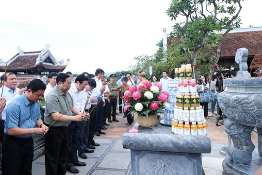 Thủ tướng dâng hương tưởng niệm Chủ tịch Hồ Chí Minh và các liệt sỹ ở Nghệ An