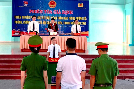 Chi đoàn TAND tỉnh Quảng Ngãi tuyên truyền pháp luật về giao thông cho học sinh, sinh viên