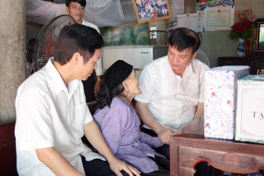 TAND tỉnh Phú Thọ dâng hương, thăm và tặng quà các gia đình có công với cách mạng